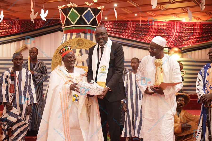 Les images de la cérémonie de remise du Prix Macky Sall pour le Dialogue en Afrique au roi des Mossi, le Moro Naba  à Ouagadougou