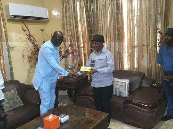 Libéria : George Weah rend visite à Boakai, son rival au second tour