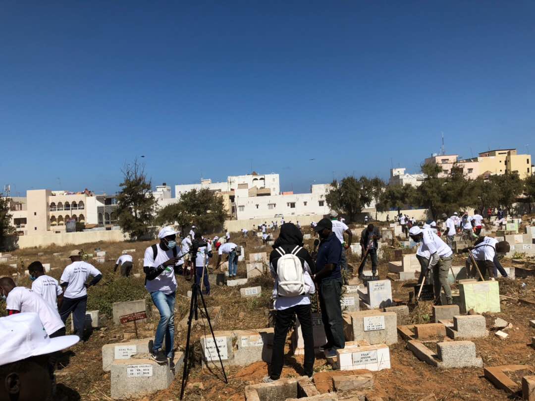 Les images du désherbage du cimetière de Yoff par l’association Intérêt Général