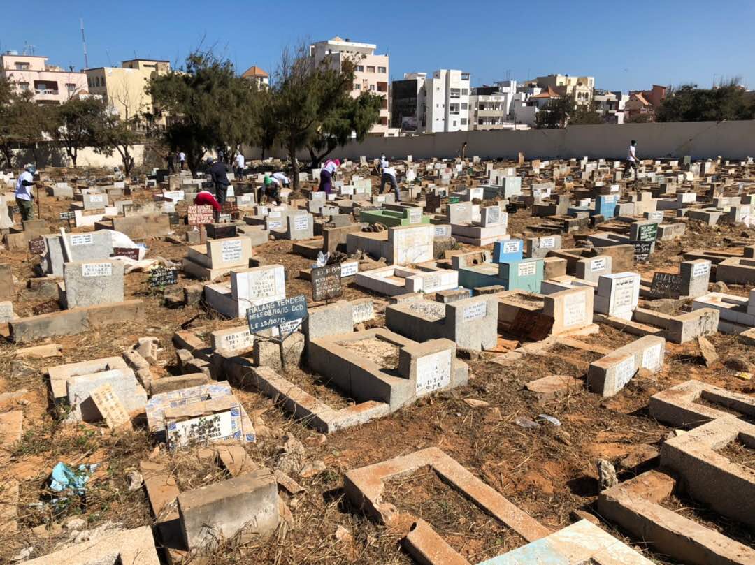 Les images du désherbage du cimetière de Yoff par l’association Intérêt Général