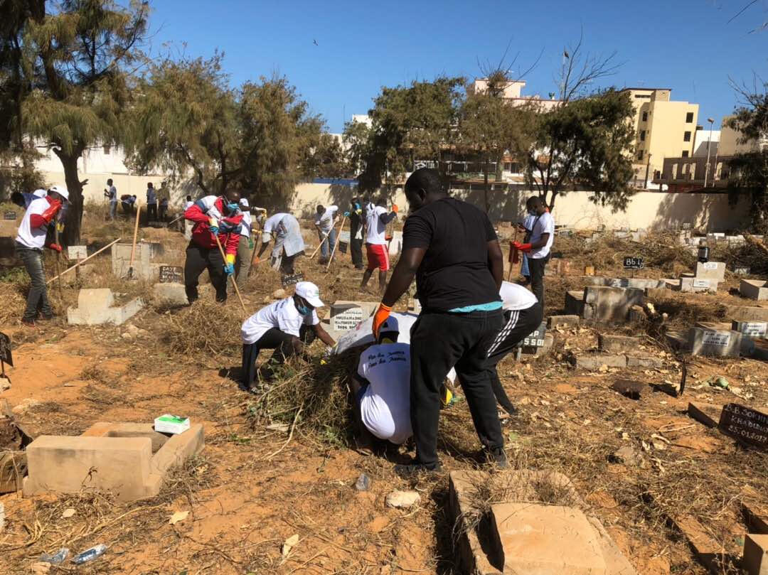 Les images du désherbage du cimetière de Yoff par l’association Intérêt Général