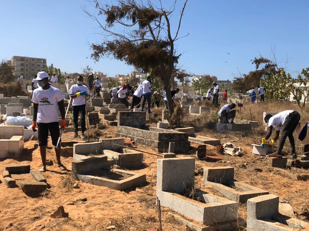 Les images du désherbage du cimetière de Yoff par l’association Intérêt Général