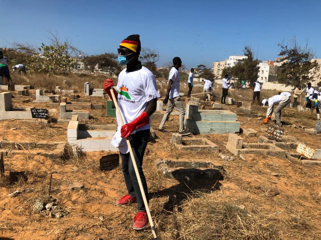 Les images du désherbage du cimetière de Yoff par l’association Intérêt Général