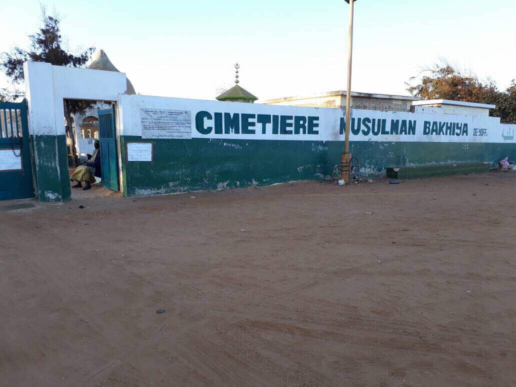 Les images du désherbage du cimetière de Yoff par l’association Intérêt Général