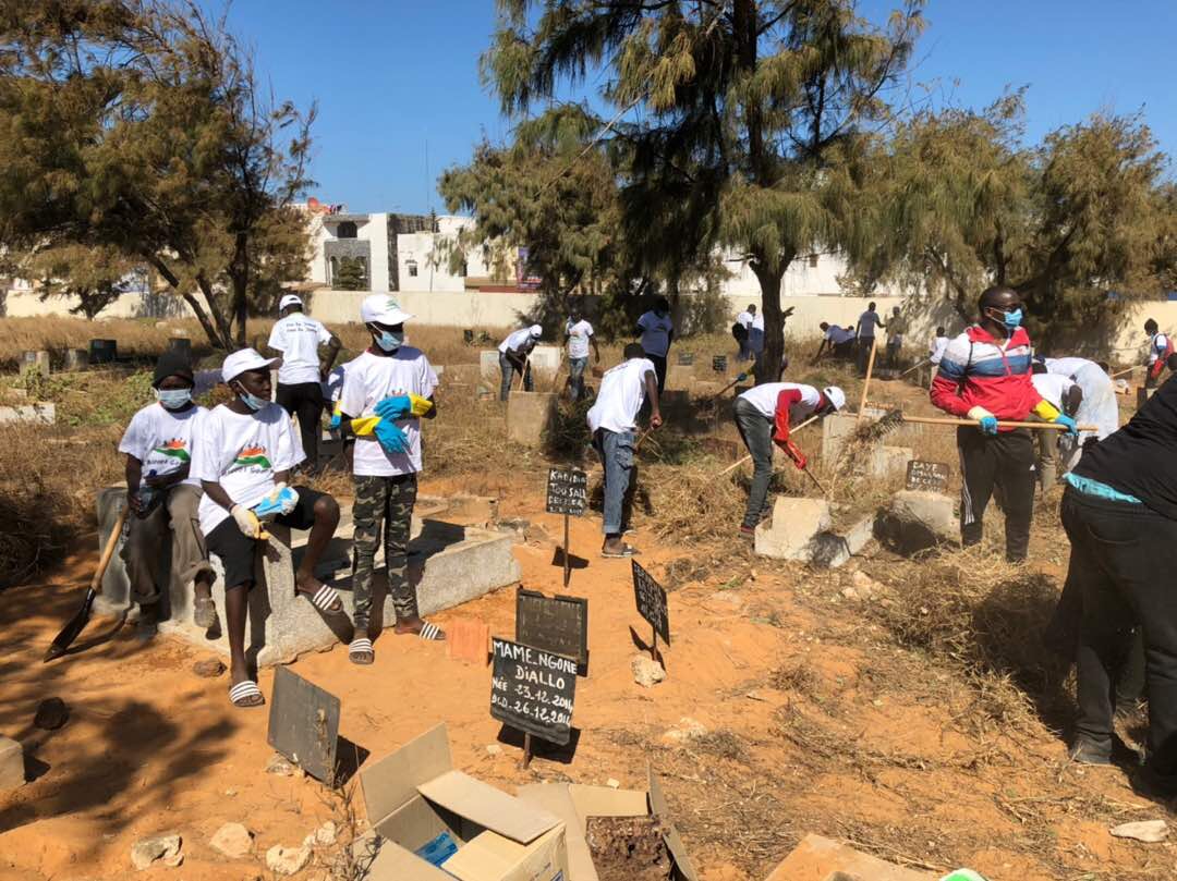 Les images du désherbage du cimetière de Yoff par l’association Intérêt Général