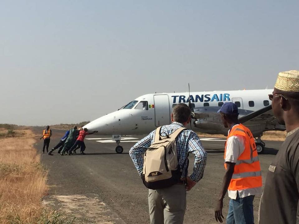 INSOLITE / KOLDA : Un avion de Transair poussé par les agents de l'aérodrome 