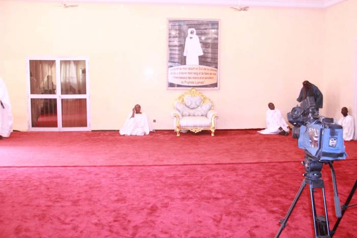 DÉCLARATION ATTENDUE À TOUBA- Mise en place achevée... Chaise du Khalife installée... Cheikh Bass déjà sur place