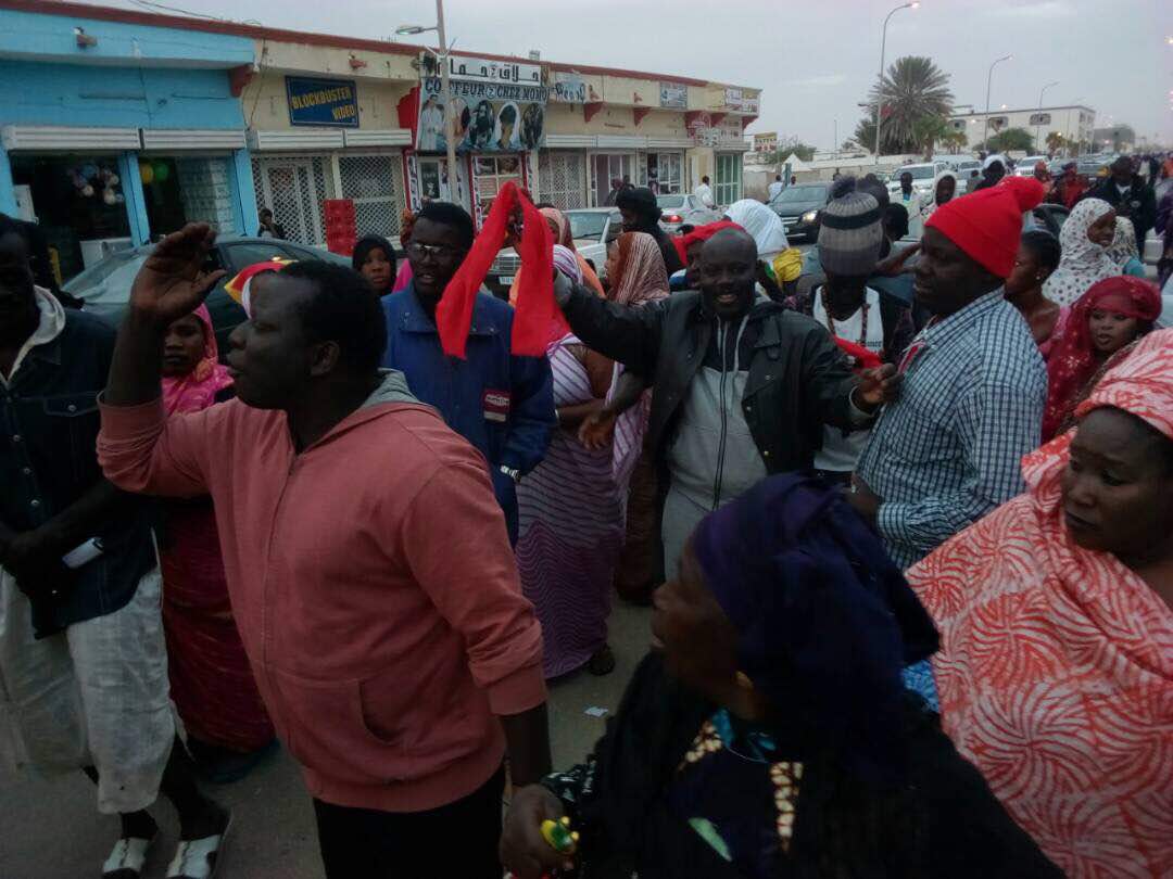 MACKY SALL À NOUAKCHOTT : Les Karimistes arborent des brassards rouges et manifestent