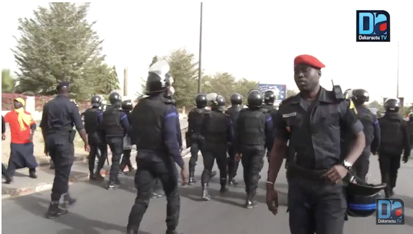Marche de l’opposition sous haute surveillance policière / Vous avez dit « autorisée » !