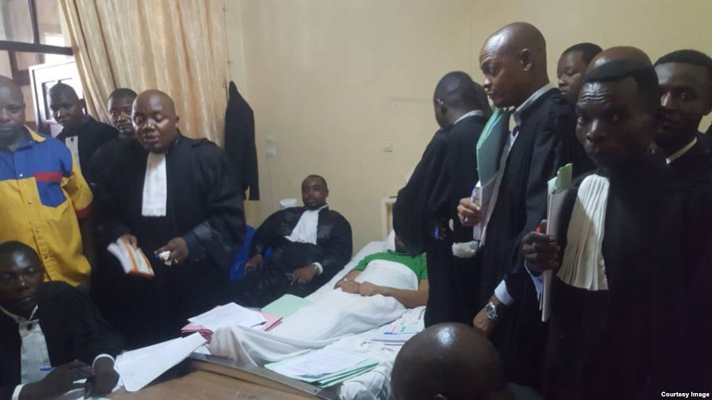 Un élu d'opposition jugé depuis sa chambre d'hôpital en RDC