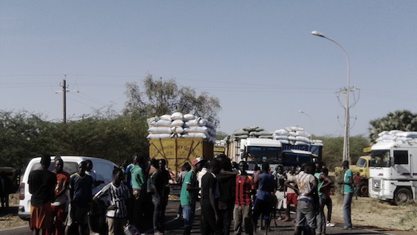 Sonacos Lyndiane : Des camions ont barré l'entrée principale