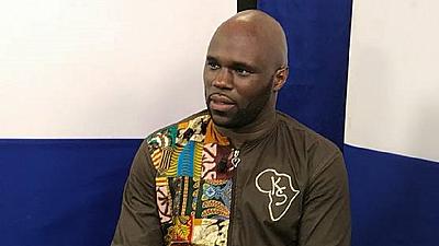 Kémi Séba bloqué à l’aéroport de Conakry : « France Dégage » accuse le président Condé
