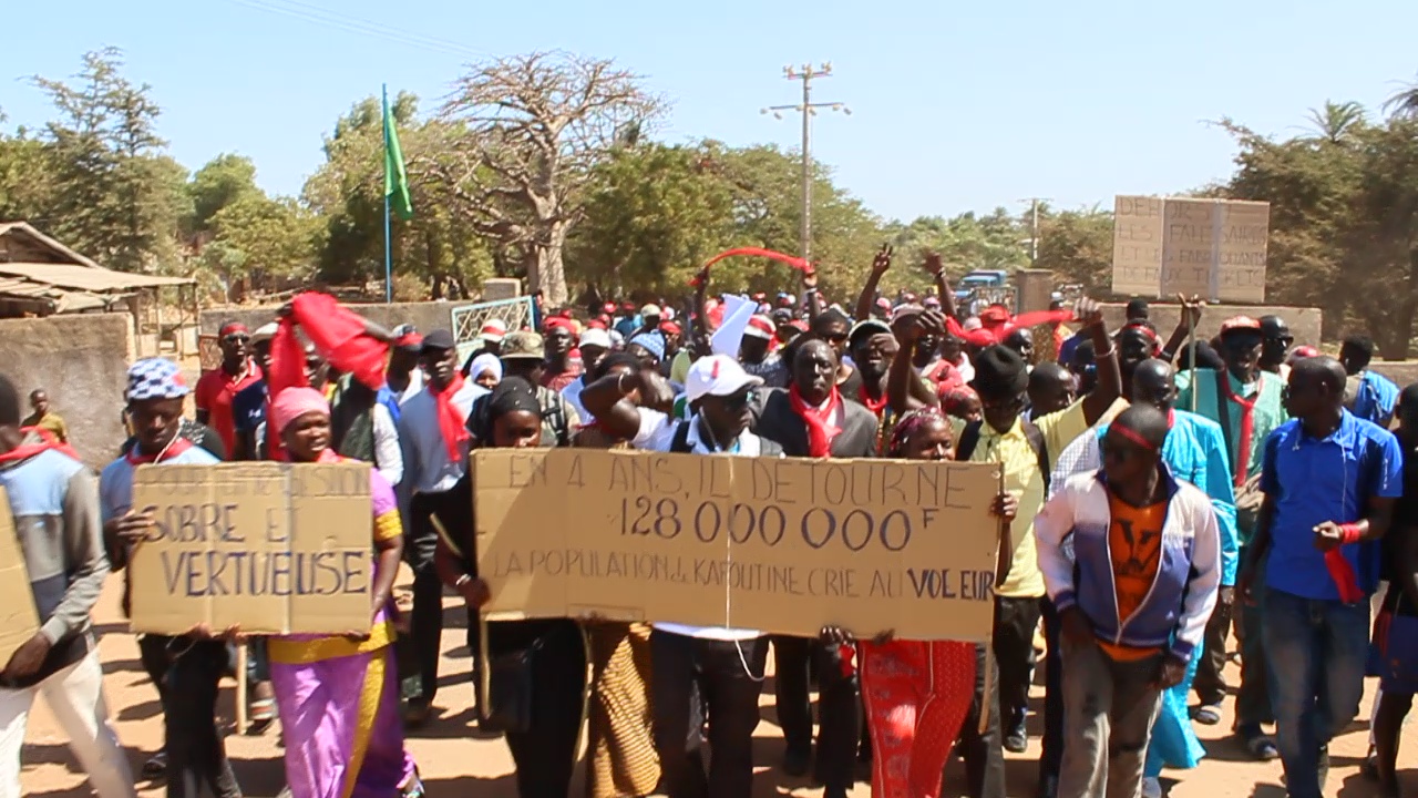 KAFOUNTINE : Marche des populations qui réclament plus de 100 millions de FCFA à leur maire