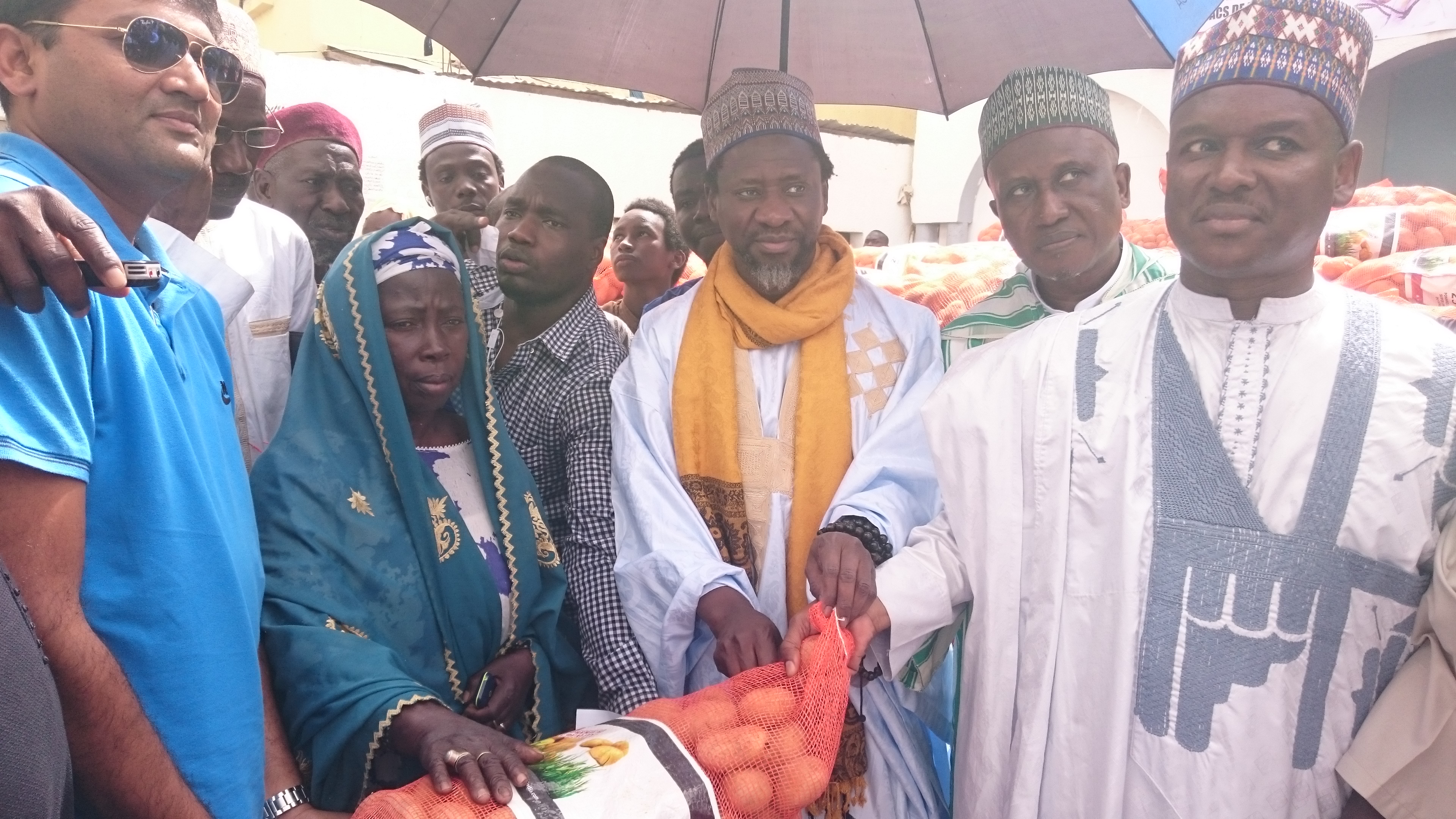 Médina Baye : Cheikh Mouhamadoul Mahi Aliou Cissé offre 3.000 sacs de pomme de terre à la population par le biais de « Sénégindia »