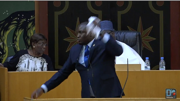 Parrainage : Toussaint Manga déchire le texte, un député de l’opposition a failli gifler son collègue de la majorité