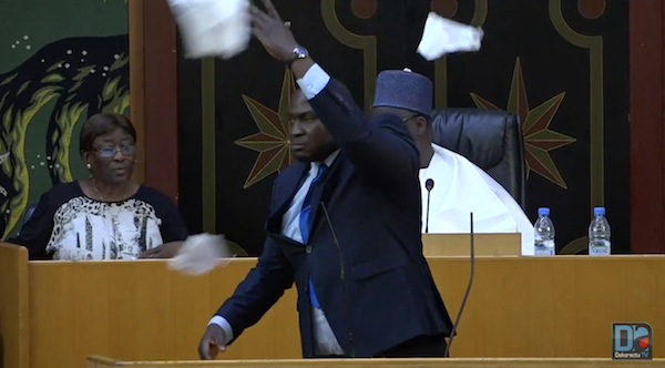Parrainage : Toussaint Manga déchire le texte, un député de l’opposition a failli gifler son collègue de la majorité