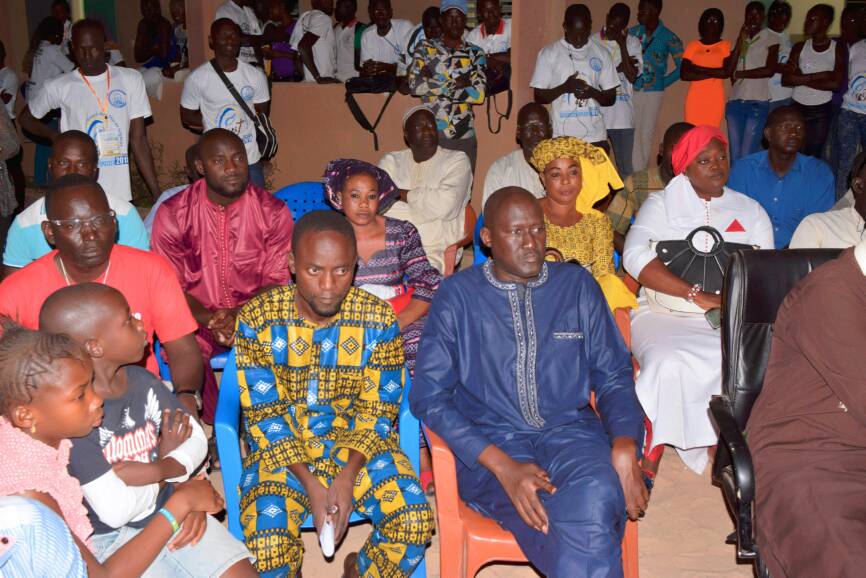 GANDIAYE-  POPENGUINE- Pape Demba Bitèye équipe les 2000 marcheurs et revient sur l'importance que le Président Sall accorde à la jeunesse.
