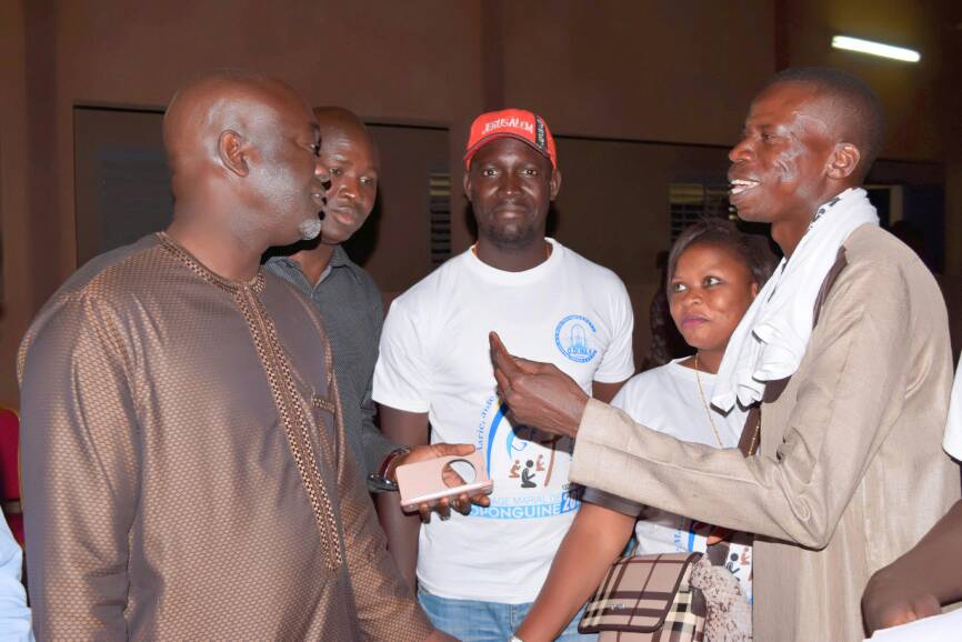 GANDIAYE-  POPENGUINE- Pape Demba Bitèye équipe les 2000 marcheurs et revient sur l'importance que le Président Sall accorde à la jeunesse.