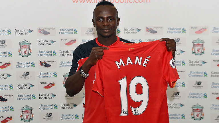Sadio Mané offre 300 maillots de Liverpool aux habitants de son village natal