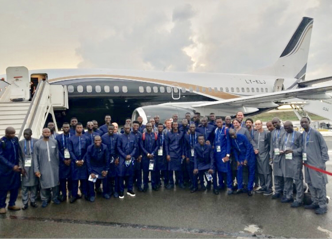 CM 2018 : Les Lions du Sénégal, en tenue traditionnelle, devant leur avion en partance pour la Russie