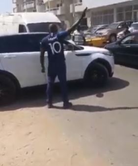 Insolite : Un homme tire sur les pneus d’un véhicule à Sacré Cœur