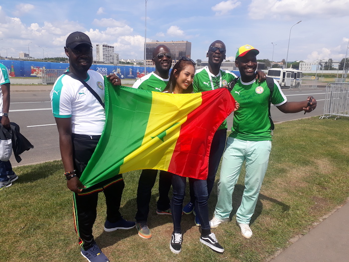 Ambiance bon enfant aux abords du stade Spartak quelques heures avant le match Sénégal-Pologne (PHOTOS)