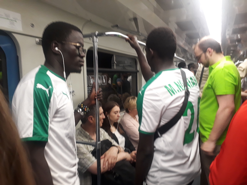 Ambiance bon enfant aux abords du stade Spartak quelques heures avant le match Sénégal-Pologne (PHOTOS)