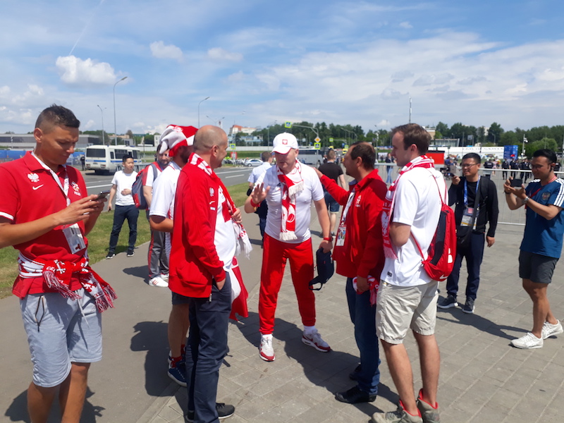Ambiance bon enfant aux abords du stade Spartak quelques heures avant le match Sénégal-Pologne (PHOTOS)