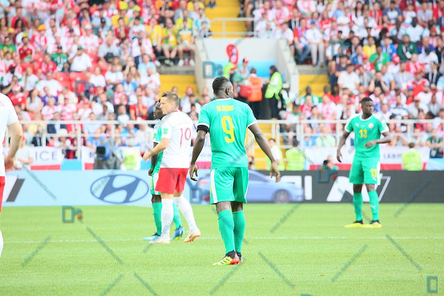 Mame Biram Diouf joue avec un strapping de l’épaule