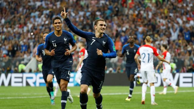 FINALE DE LA COUPE DU MONDE : La France mène 2-1 face à la Croatie à la mi-temps