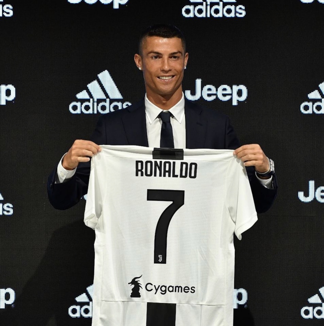 PHOTO : Ronaldo présente son nouveau maillot