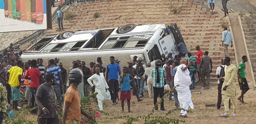 Échangeur Patte d’Oie : Un bus « Tata » chute du pont et fait plusieurs blessés