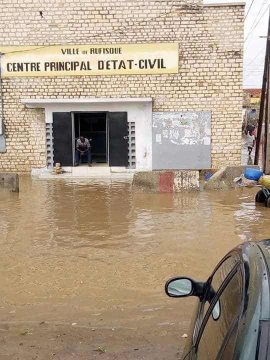 Fortes pluies d’hier/Rufisque totalement sous les eaux : Des citoyens tirent la sonnette d’alarme. (Images)