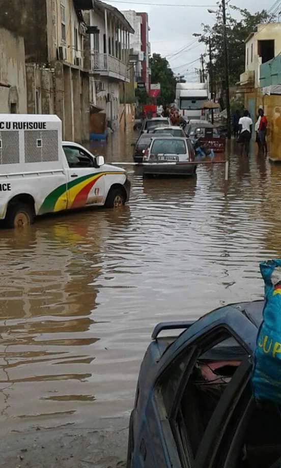 Fortes pluies d’hier/Rufisque totalement sous les eaux : Des citoyens tirent la sonnette d’alarme. (Images)