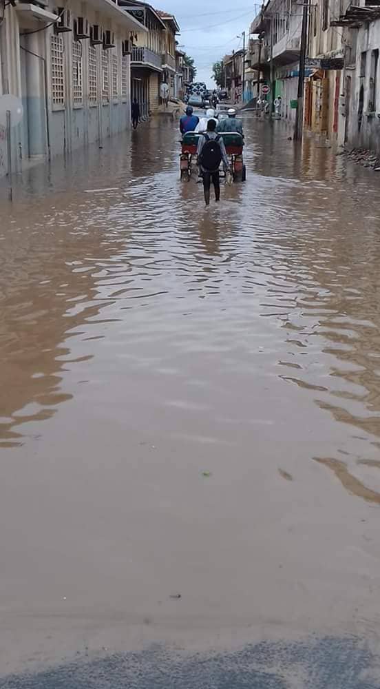 Fortes pluies d’hier/Rufisque totalement sous les eaux : Des citoyens tirent la sonnette d’alarme. (Images)