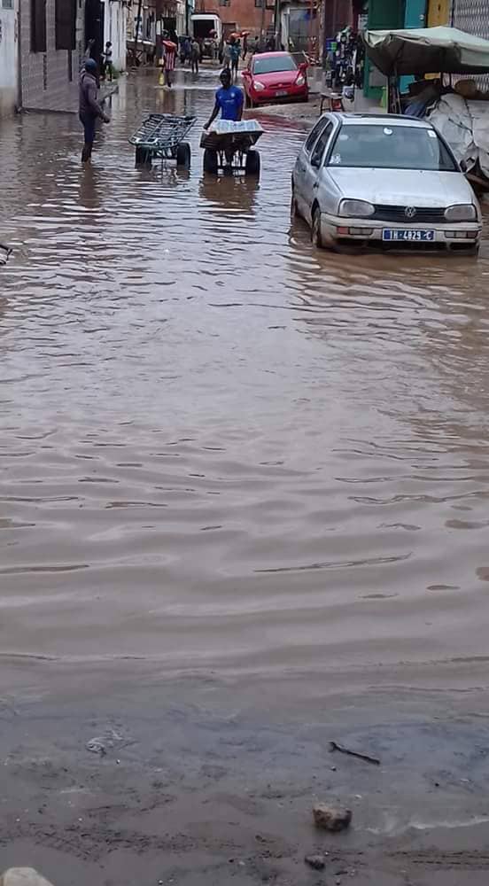 Fortes pluies d’hier/Rufisque totalement sous les eaux : Des citoyens tirent la sonnette d’alarme. (Images)