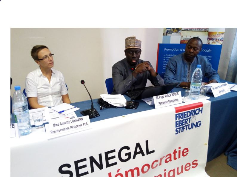 Le Sénégal endetté : des économistes défendent Macky Sall et taclent Karim : « En 2008, le Président Wade avait donné à son fils le pouvoir… »