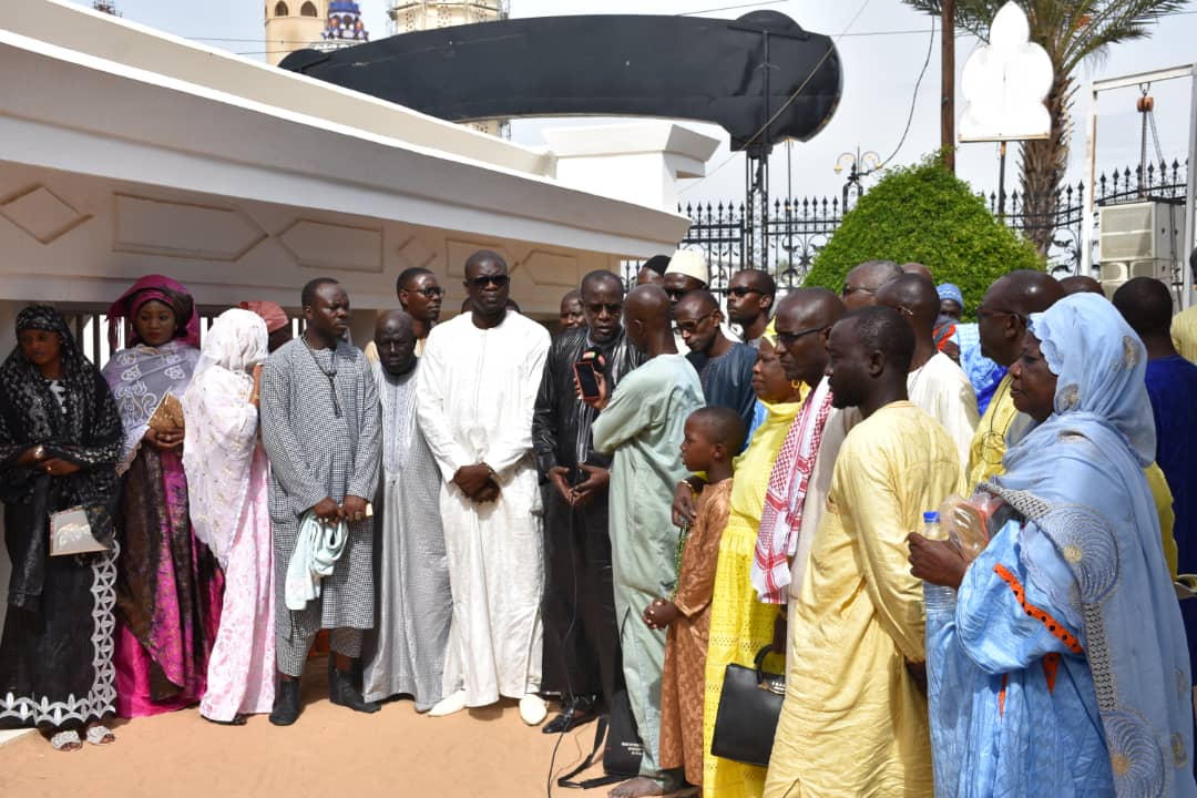 Yakham Mbaye à la tête d’une forte délégation reçu par le Khalife général des Mourides et son Porte-parole : "Priez pour préserver Le Soleil des tourmentes, et pour le triomphe de Macky Sall"
