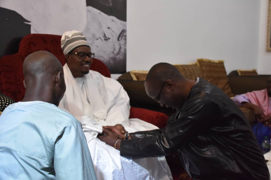 Yakham Mbaye à la tête d’une forte délégation reçu par le Khalife général des Mourides et son Porte-parole : "Priez pour préserver Le Soleil des tourmentes, et pour le triomphe de Macky Sall"