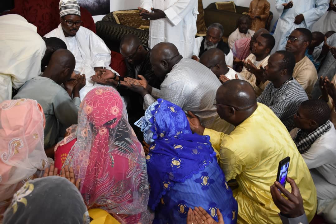 Yakham Mbaye à la tête d’une forte délégation reçu par le Khalife général des Mourides et son Porte-parole : "Priez pour préserver Le Soleil des tourmentes, et pour le triomphe de Macky Sall"