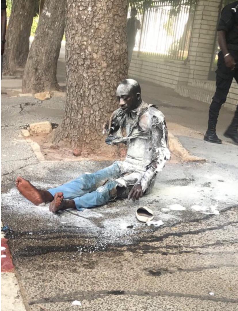 URGENT / Avenue de la République : Un invalide tente de s’immoler par le feu et de rallier le palais