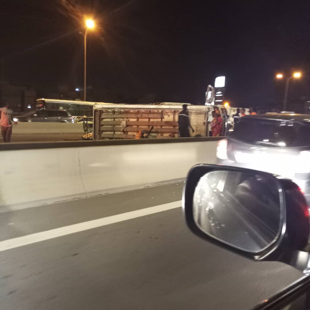 Accident sur l’autoroute à péage : Un minibus Tata se renverse à hauteur de la station Total