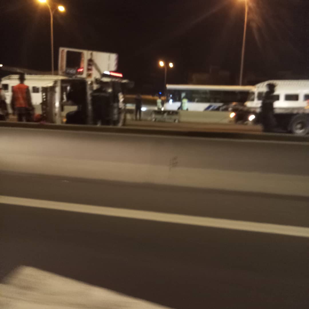 Accident sur l’autoroute à péage : Un minibus Tata se renverse à hauteur de la station Total