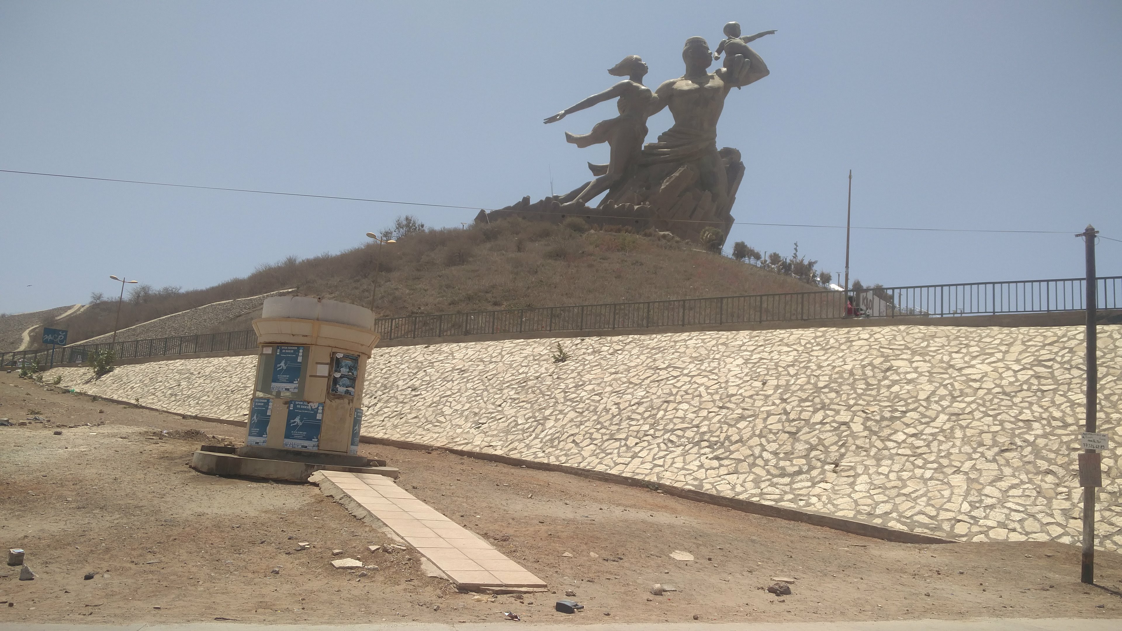 Reportage : Une billetterie du monument de la Renaissance transformée en urinoir Reportage : Une billetterie du monument de la Renaissance transformée en urinoir