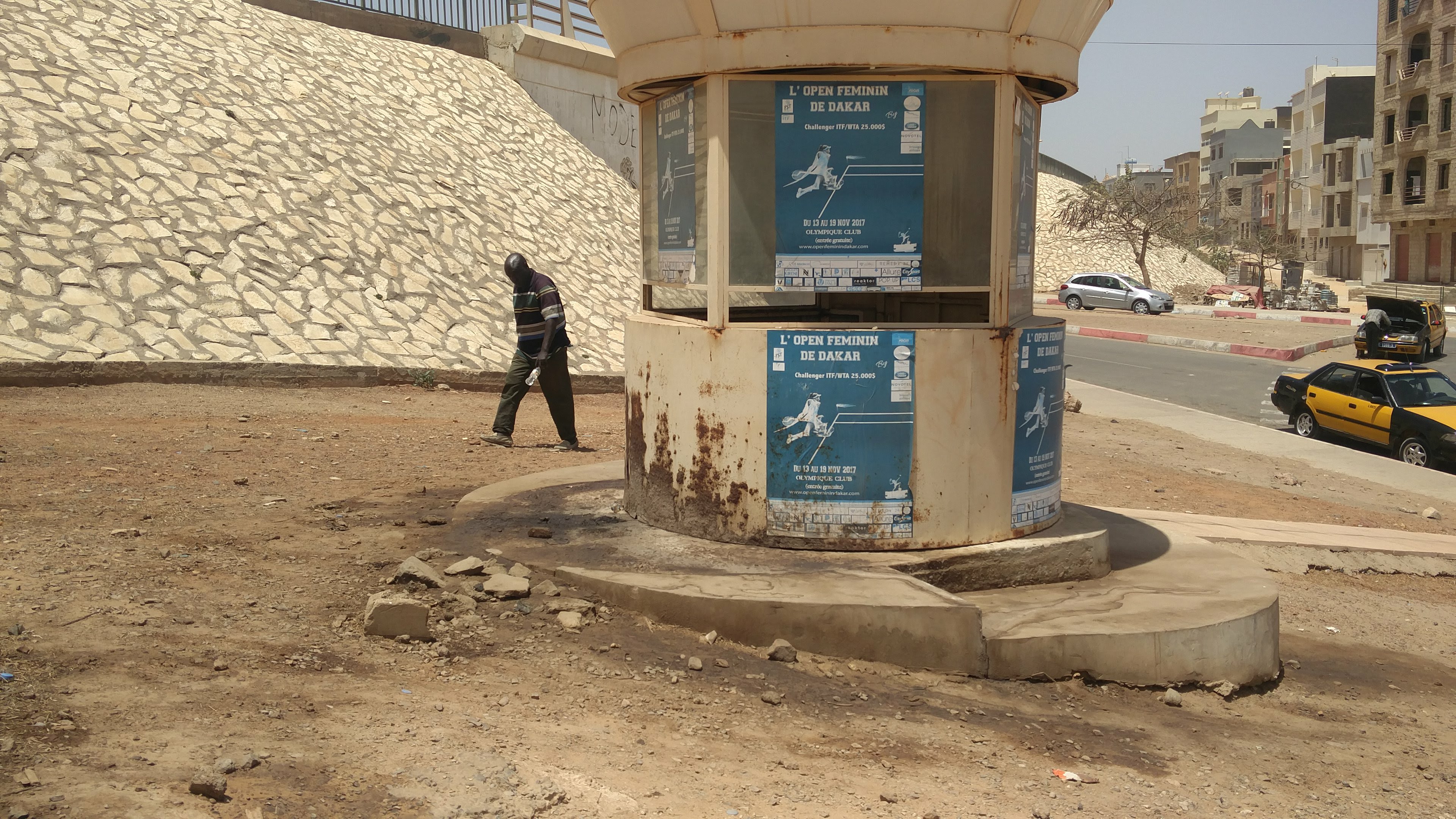 Reportage : Une billetterie du monument de la Renaissance transformée en urinoir Reportage : Une billetterie du monument de la Renaissance transformée en urinoir