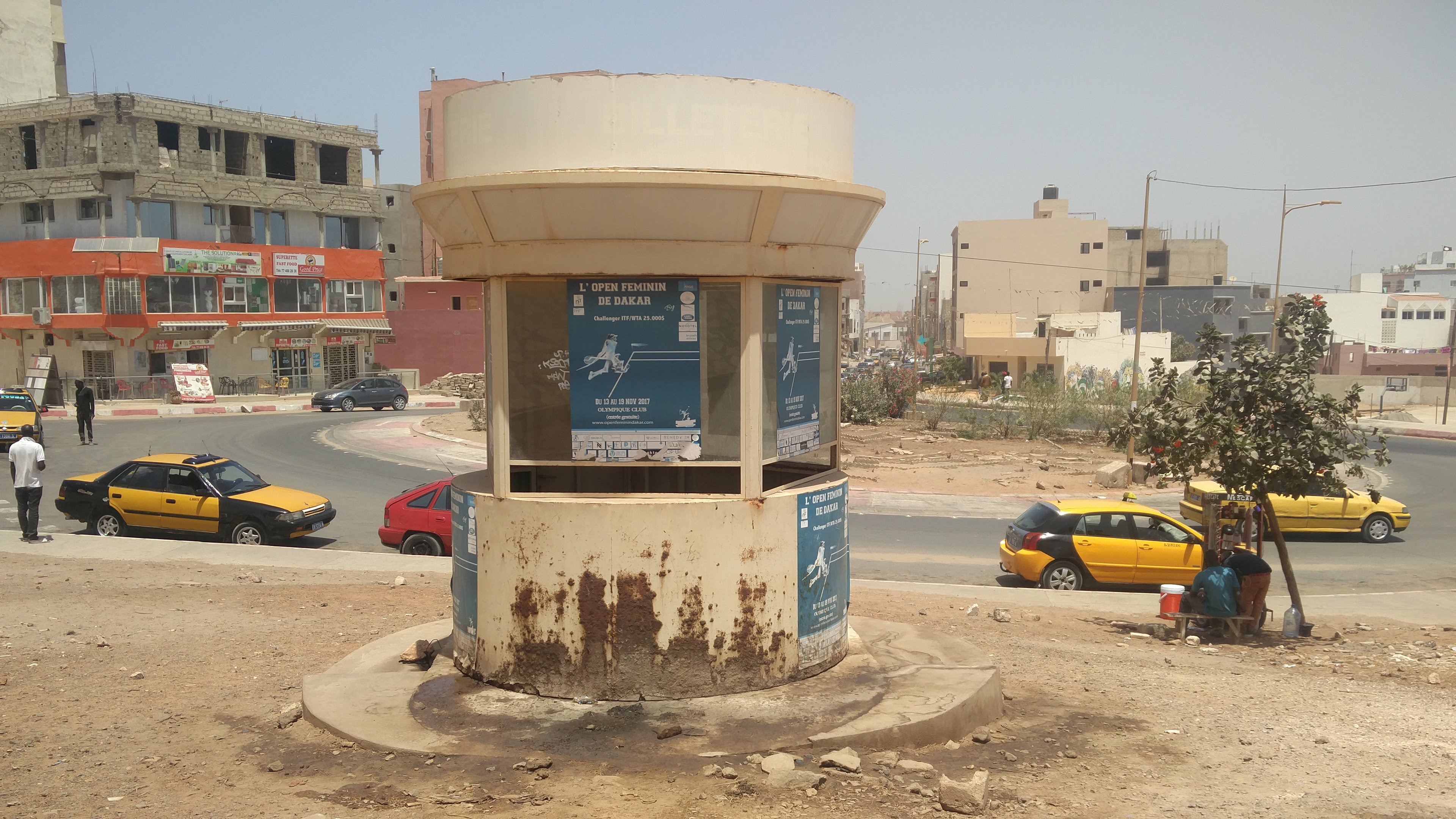 Reportage : Une billetterie du monument de la Renaissance transformée en urinoir Reportage : Une billetterie du monument de la Renaissance transformée en urinoir