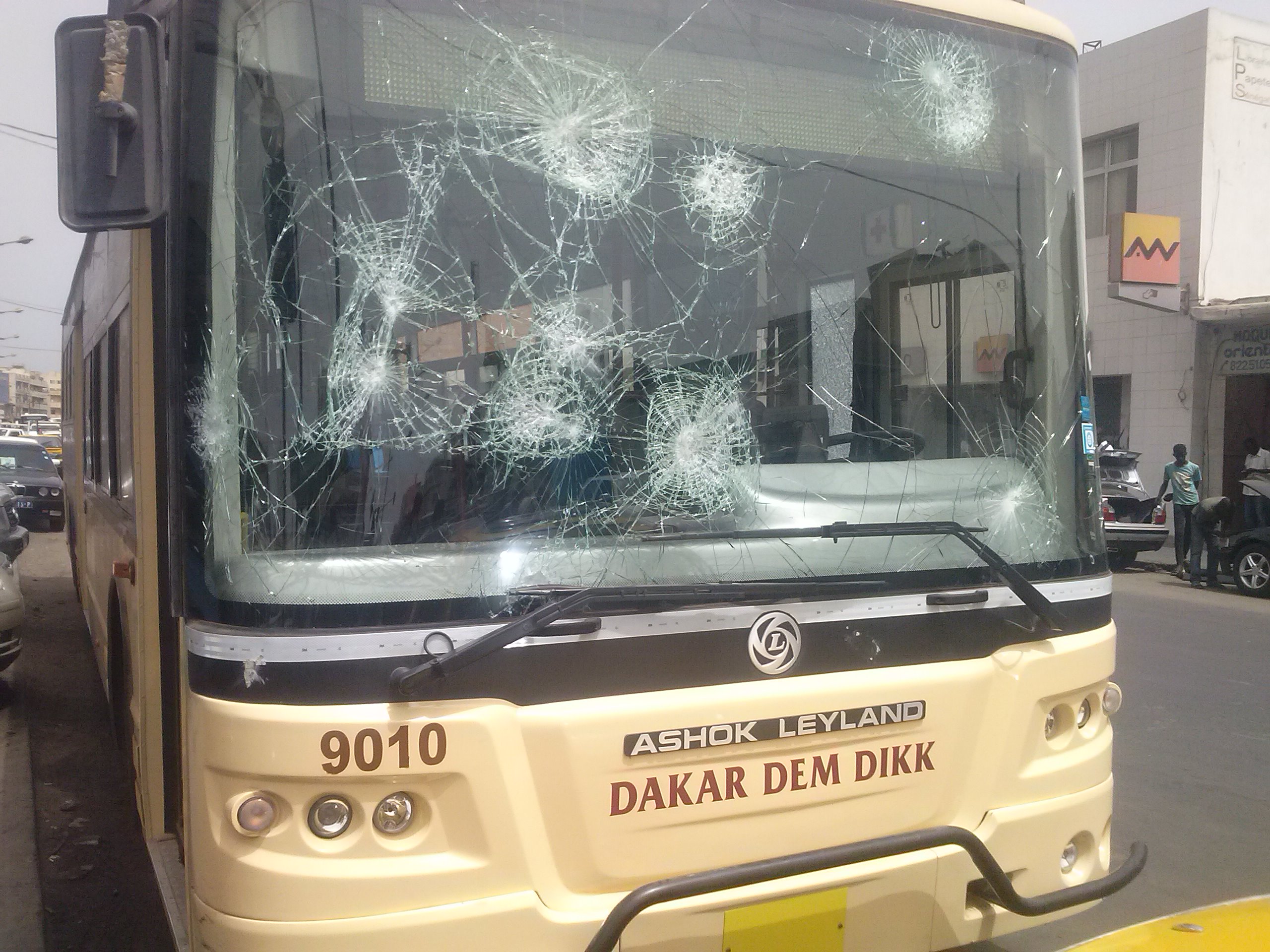 Déguerpissement des marchands aux abords du Rond-point Colobane : 2 bus de Dakar Dem Dikk saccagés