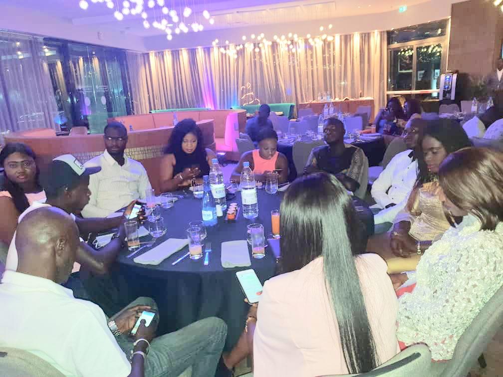 Un dîner festif pour les journalistes gambiens après leur victoire (1-0) sur l'Anps