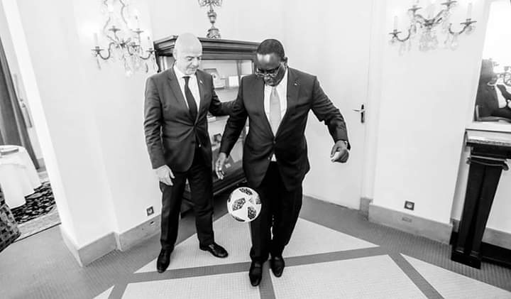 Quand le président Macky Sall montre ses talents de jongleur...