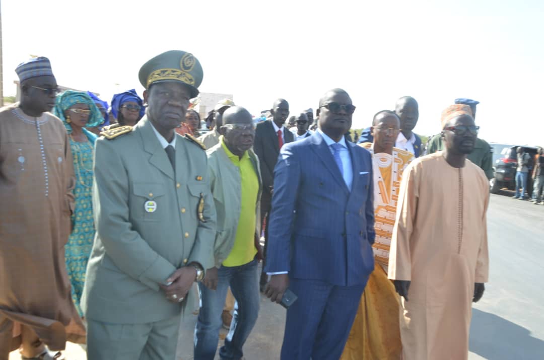 (IMAGES) Baye Ciss offre une brigade à la Douane Sénégalaise et reçoit les félicitations du Président de la République